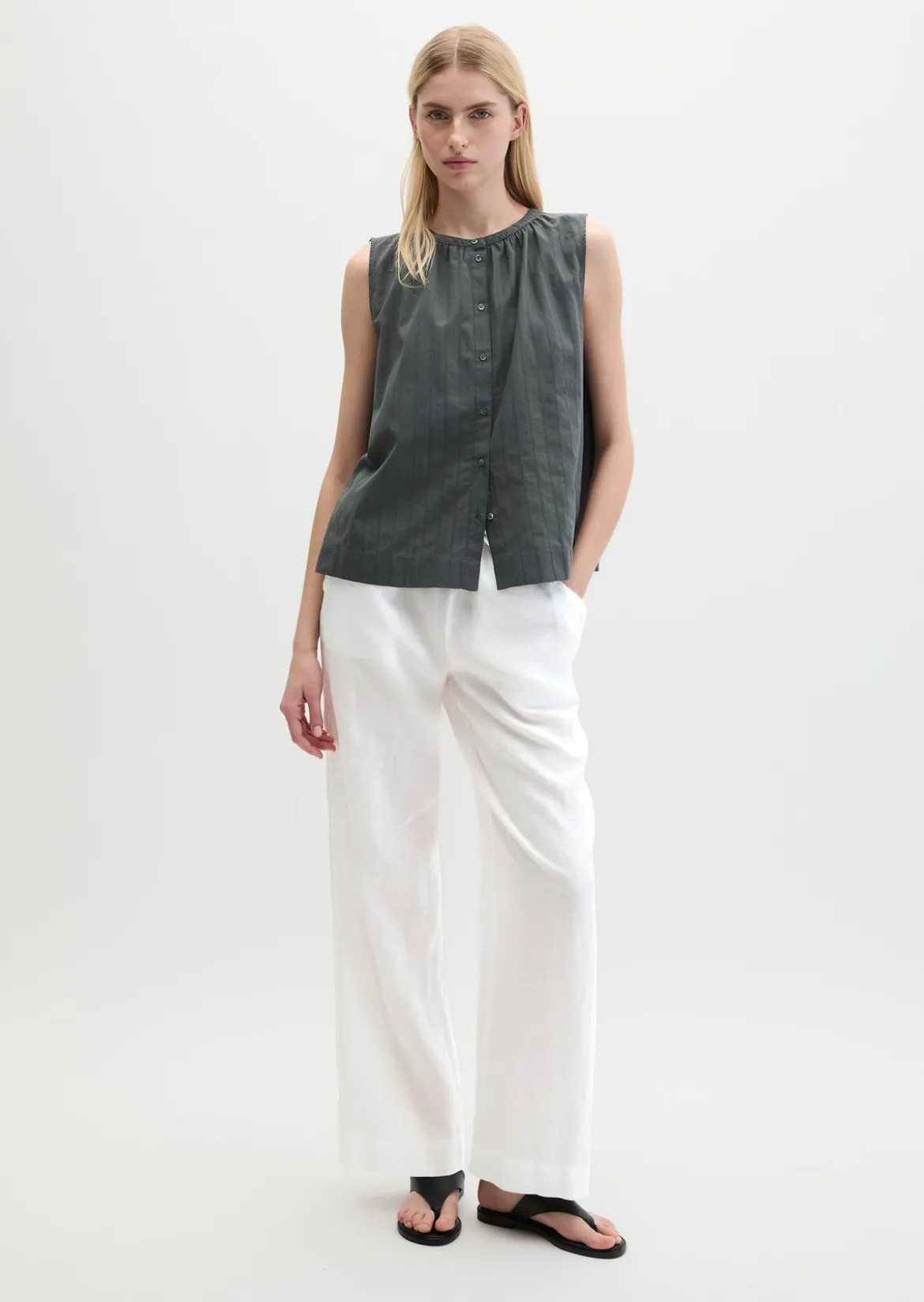 Ärmellose Bluse regular aus Baumwoll-Voile mit feiner Loch-Stickerei