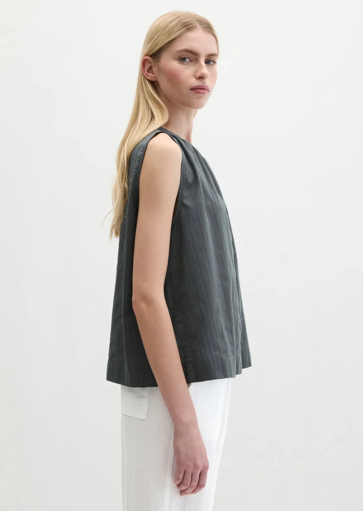 Ärmellose Bluse regular aus Baumwoll-Voile mit feiner Loch-Stickerei