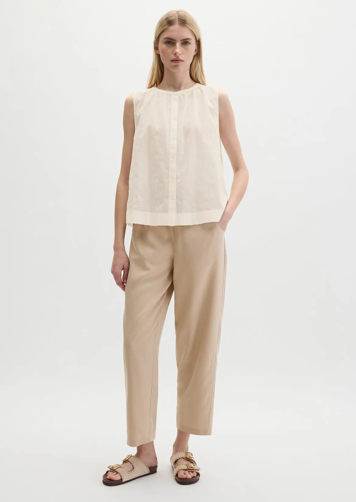 Ärmellose Bluse regular aus Baumwoll-Voile mit feiner Loch-Stickerei